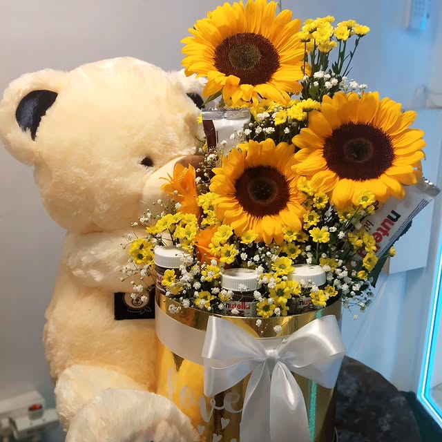 Photo by • Arreglos • Peluches • Globos • Floristería • Requena in España-Barcelona.